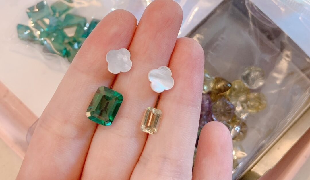 คัดพลอยเตรียมขึ้นตัวเรือน ” ต่างหู “