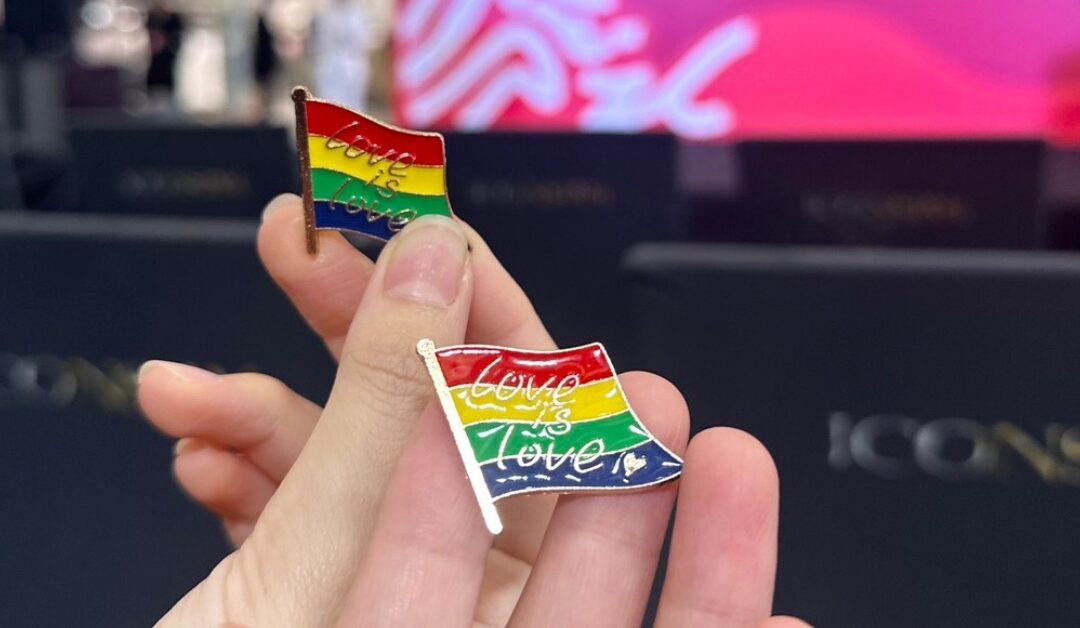 Love is Love Pin ของขวัญสำหรับ Pride Month