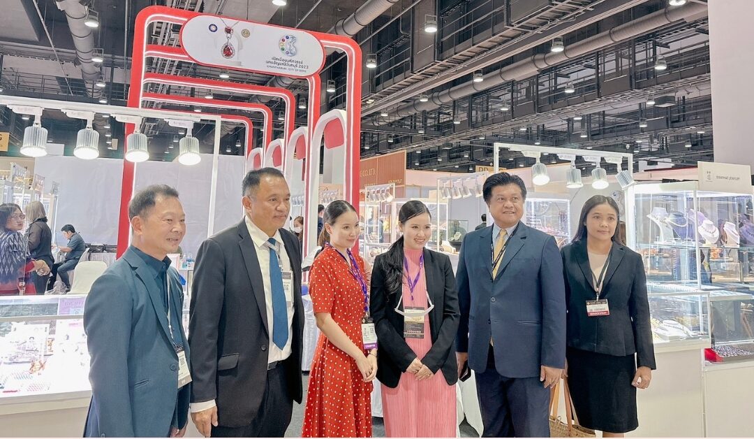 พาณิชย์จังหวัดจันทบุรี และคณะ เข้าเยี่ยมชมบูธ ในงาน Bangkok Gems & Jewelry Fair 2023